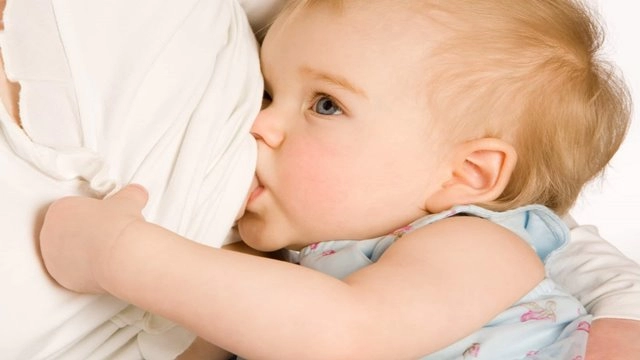 Bebeklerde Emzirme Düzeni Nasıl Olmalı?